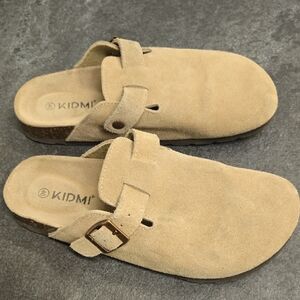 Kidmi Tan Suede Clogs